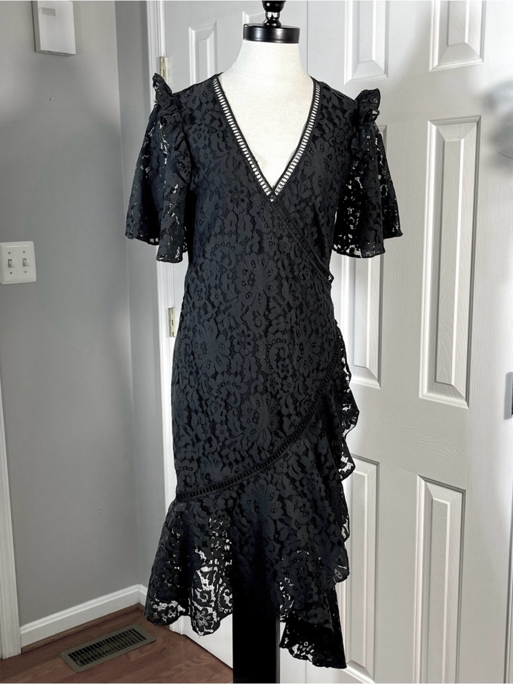 KEEPSAKE THE LABEL Black Lace Wrap Dress Short Sleeve Lined Size XS 0-2